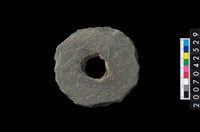 藏品(石環製作材料-中央帶小啄孔打製圓板)的圖片