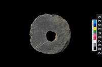 藏品(石環製作材料-中央帶小啄孔打製圓板)的圖片