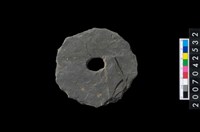 藏品(石環製作材料-中央帶小啄孔打製圓板)的圖片