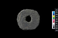 藏品(石環製作材料-中央帶小啄孔打製圓板)的圖片