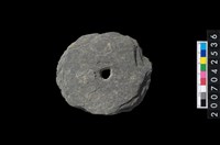 藏品(石環製作材料-中央帶小啄孔打製圓板)的圖片