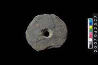 藏品(石環製作材料-中央帶小啄孔打製圓板)的圖片