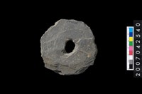 藏品(石環製作材料-中央帶小啄孔打製圓板)的圖片