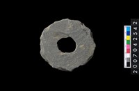 藏品(石環製作材料-中央帶小啄孔打製圓板)的圖片