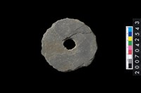 藏品(石環製作材料-中央帶小啄孔打製圓板)的圖片