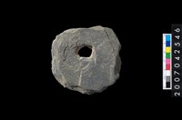 藏品(石環製作材料-中央帶小啄孔打製圓板)的圖片