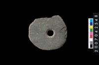 藏品(石環製作材料-中央帶小啄孔打製圓板)的圖片