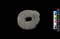 藏品(石環製作材料-中央帶小啄孔打製圓板)的圖片