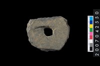 藏品(石環製作材料-中央帶小啄孔打製圓板)的圖片