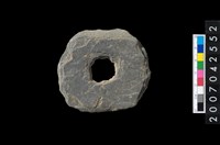 藏品(石環製作材料-中央帶小啄孔打製圓板)的圖片