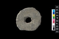 藏品(石環製作材料-中央帶小啄孔打製圓板)的圖片