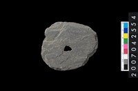 藏品(石環製作材料-中央帶小啄孔打製圓板)的圖片