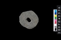 藏品(石環製作材料-中央帶小啄孔打製圓板)的圖片