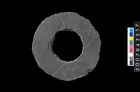 藏品(石環製作材料-中央帶大啄孔打製圓板)的圖片