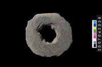 藏品(石環製作材料-中央帶大啄孔打製圓板)的圖片