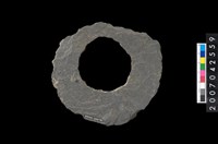 藏品(石環製作材料-中央帶大啄孔打製圓板)的圖片