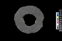 藏品(石環製作材料-中央帶大啄孔打製圓板)的圖片