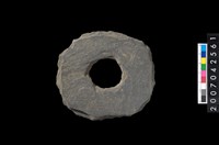 藏品(石環製作材料-中央帶大啄孔打製圓板)的圖片