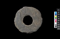 藏品(石環製作材料-中央帶大啄孔打製圓板)的圖片