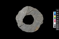 藏品(石環製作材料-中央帶大啄孔打製圓板)的圖片
