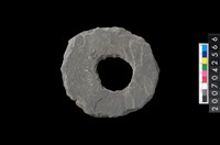 藏品(石環製作材料-中央帶大啄孔打製圓板)的圖片