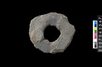 藏品(石環製作材料-中央帶大啄孔打製圓板)的圖片