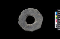 藏品(石環製作材料-中央帶大啄孔打製圓板)的圖片