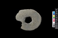 藏品(石環製作材料-中央帶大啄孔打製圓板)的圖片