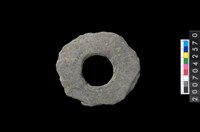 藏品(石環製作材料-中央帶大啄孔打製圓板)的圖片