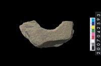 藏品(石環製作材料－中央帶啄孔打製圓板殘件)的圖片