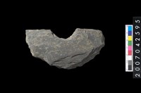 藏品(石環製作材料－中央帶小啄孔打製圓板殘件)的圖片