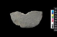 藏品(石環製作材料－中央帶小啄孔打製圓板殘件)的圖片