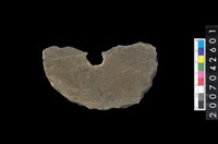 藏品(石環製作材料－中央帶小啄孔打製圓板殘件)的圖片