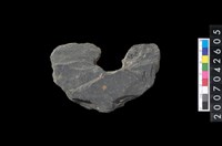 藏品(石環製作材料-中央帶小啄孔打製圓板)的圖片