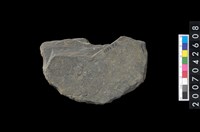 藏品(石環製作材料-中央帶小啄孔打製圓板)的圖片