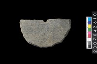 藏品(石環製作材料-中央帶小啄孔打製圓板)的圖片