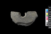 藏品(石環製作材料-中央帶小啄孔打製圓板)的圖片