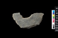 藏品(石環製作材料-中央帶小啄孔打製圓板)的圖片