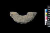 藏品(石環製作材料-中央帶啄孔打製圓板殘件)的圖片