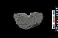 藏品(石環製作材料-中央帶小啄孔打製圓板殘件)的圖片