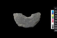 藏品(石環製作材料-中央帶小啄孔打製圓板殘件)的圖片