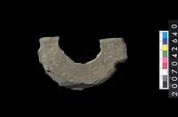 藏品(石環製作材料－中央帶小啄孔打製圓板殘件)的圖片