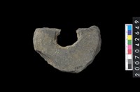 藏品(石環製作材料－中央帶啄孔打製圓板殘件)的圖片