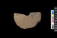 藏品(石環製作材料－中央帶啄孔打製圓板殘件)的圖片