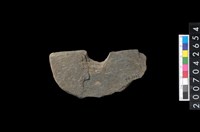 藏品(石環製作材料－中央帶啄孔打製圓板殘件)的圖片