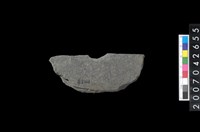 藏品(石環製作材料－中央帶啄孔打製圓板殘件)的圖片