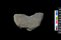 藏品(石環製作材料－中央帶啄孔打製圓板殘件)的圖片