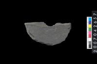 藏品(石環製作材料－中央帶啄孔打製圓板殘件)的圖片