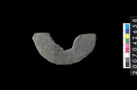 藏品(石環製作材料-中央帶小啄孔打製圓板殘件)的圖片