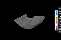 藏品(石環製作材料-中央帶啄孔打製圓板殘件)的圖片